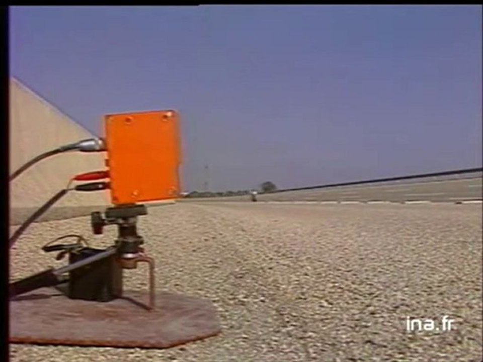 Coluche bât le record du monde de vitesse à moto - Archive vidéo INA