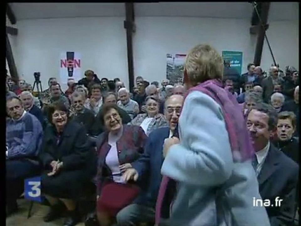 Marie George Buffet devant les militants avant le congrès