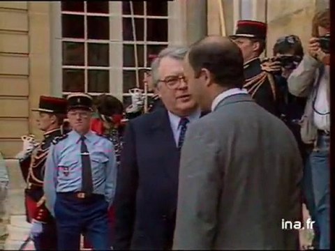 Matignon : passation des pouvoirs entre Pierre Mauroy et Laurent Fabius