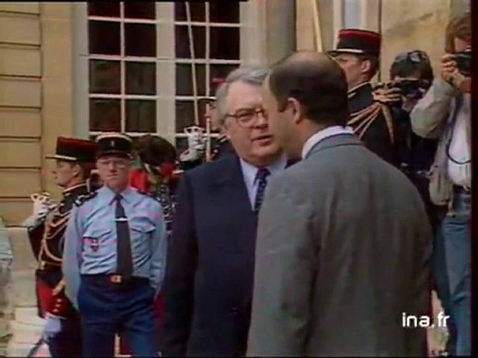 Matignon : passation des pouvoirs entre Pierre Mauroy et Laurent Fabius