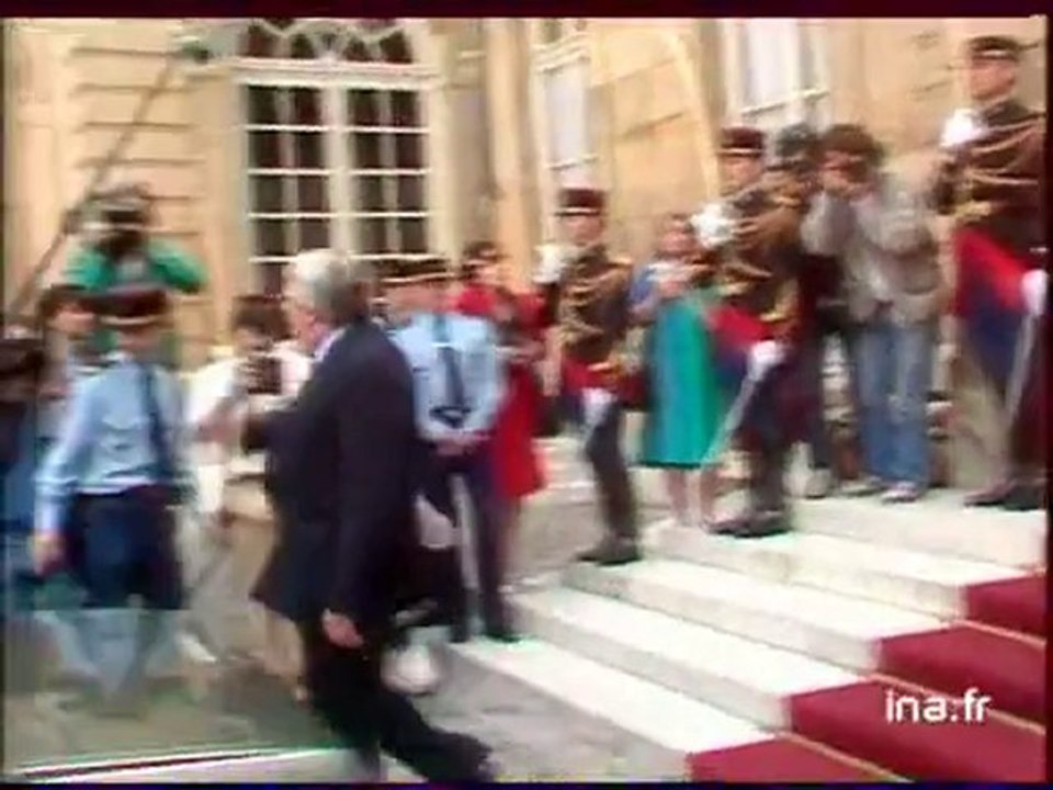 Matignon : passation des pouvoirs entre Pierre Mauroy et Laurent Fabius