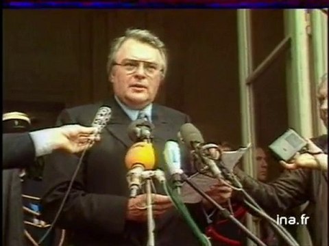Matignon : passation des pouvoirs entre Raymond Barre et Pierre Mauroy - Archive vidéo INA