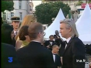 [Plateau brève : montée des marches]