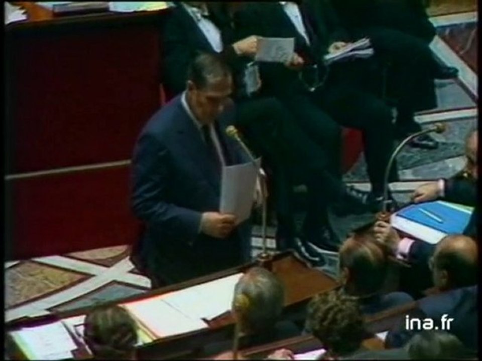 Joute verbale Pierre Mauroy et Charles Pasqua à l'Assemblée