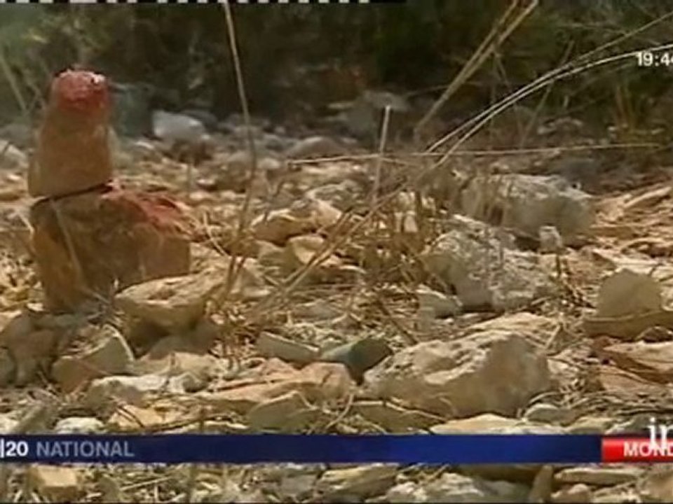 [Les pyramides de chaussures d'Handicap International]