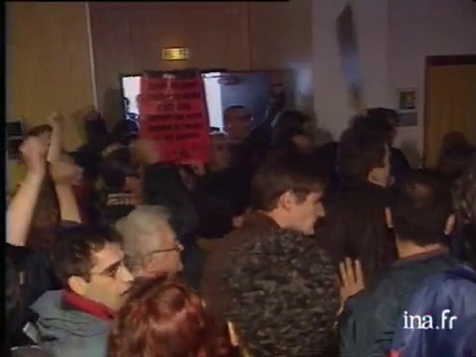 [Colère de la foule à l'annonce de l'élection de JP Gauzès avec les voix du FN]