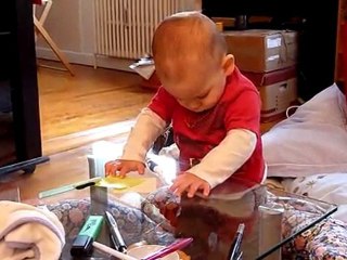 Nathan joue avec les stylos - Octobre 10