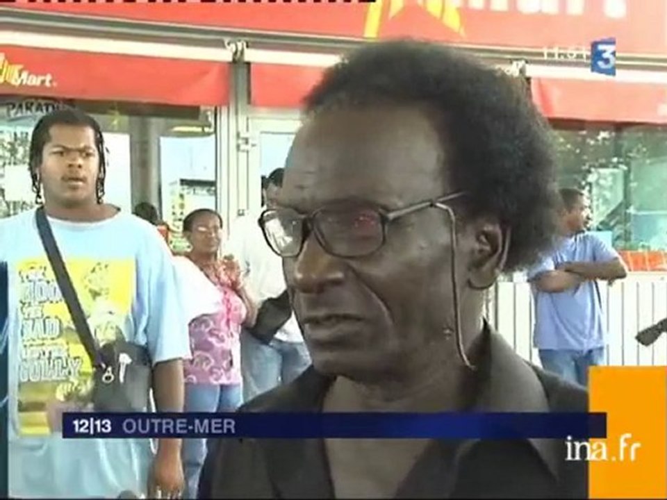 [Grève générale en Guadeloupe : longues files d'attente devant les stations services]