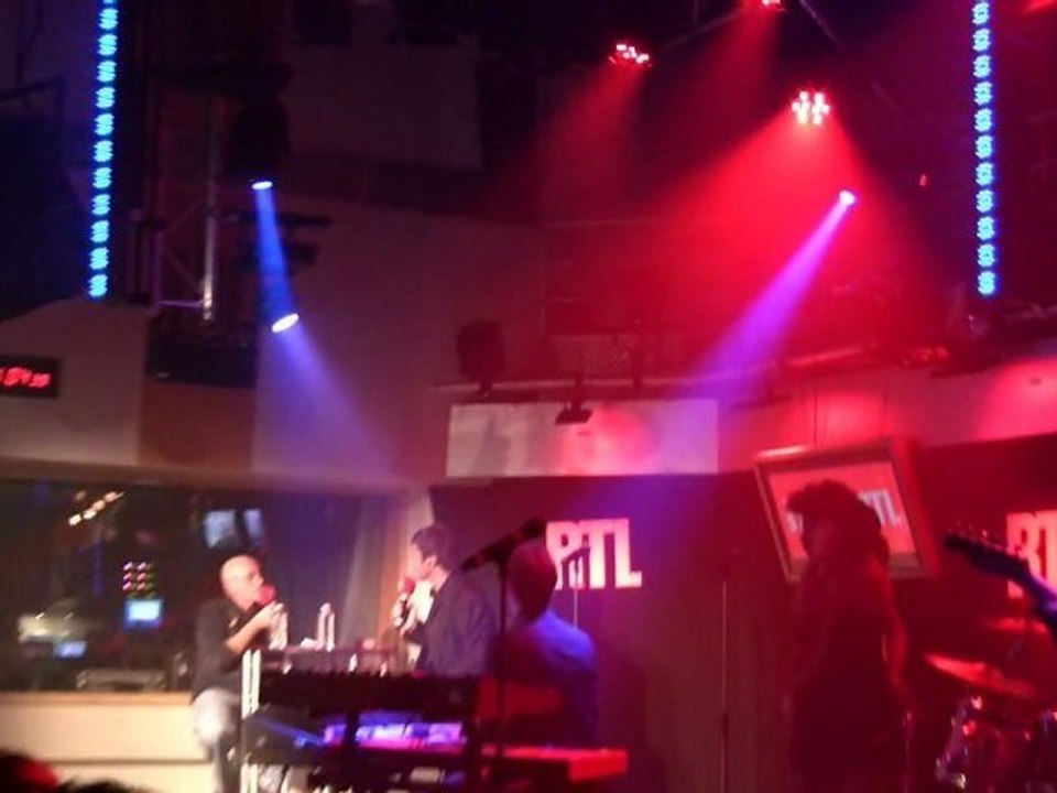 Phil Collins présente son single Heatwave