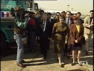 Mme Mitterrand , camions