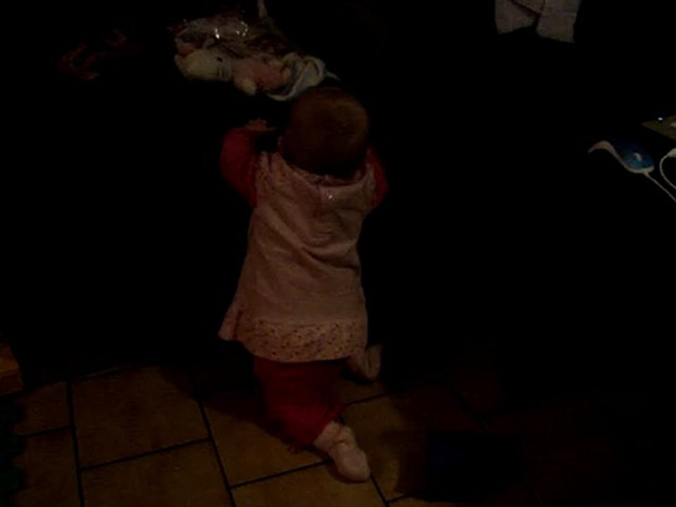 Clémence se met debout grâce au canapé