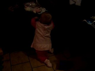 Clémence debout grâce au canapé