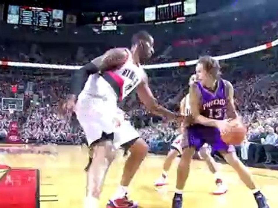 Steve Nash finds Hakim Warrick cutting to the rim for the mo