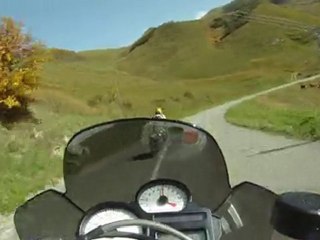 La Sauterelle prend les motards en photo à Roselend...