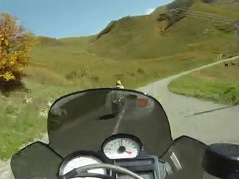 La Sauterelle prend les motards en photo à Roselend...