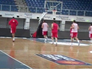 RedPlanet.gr - Η προπόνηση του Ολυμπιακού στο Μπάμπεργκ