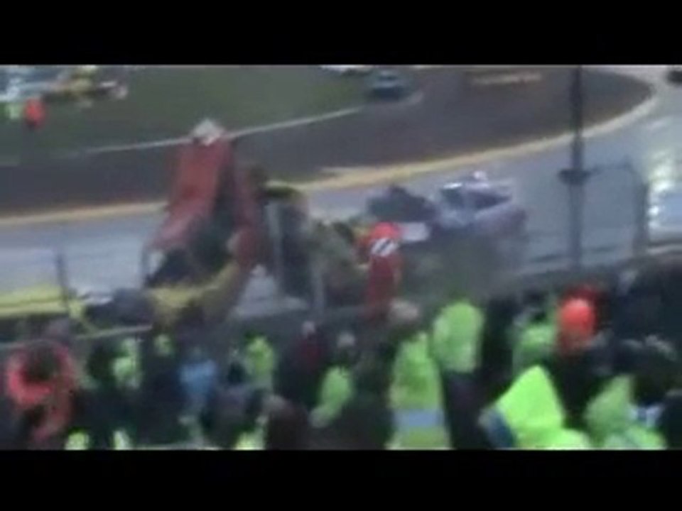 Un carambolage géant lors d'une course de voitures