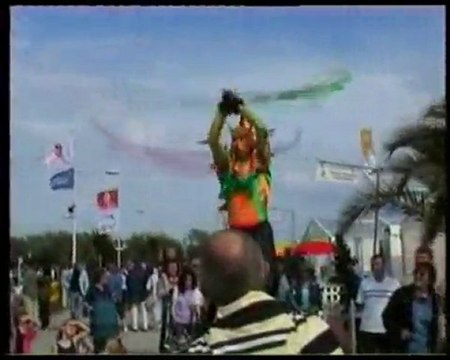 Spectacle d'échassiers, jonglage, feu, échasse pneumatique