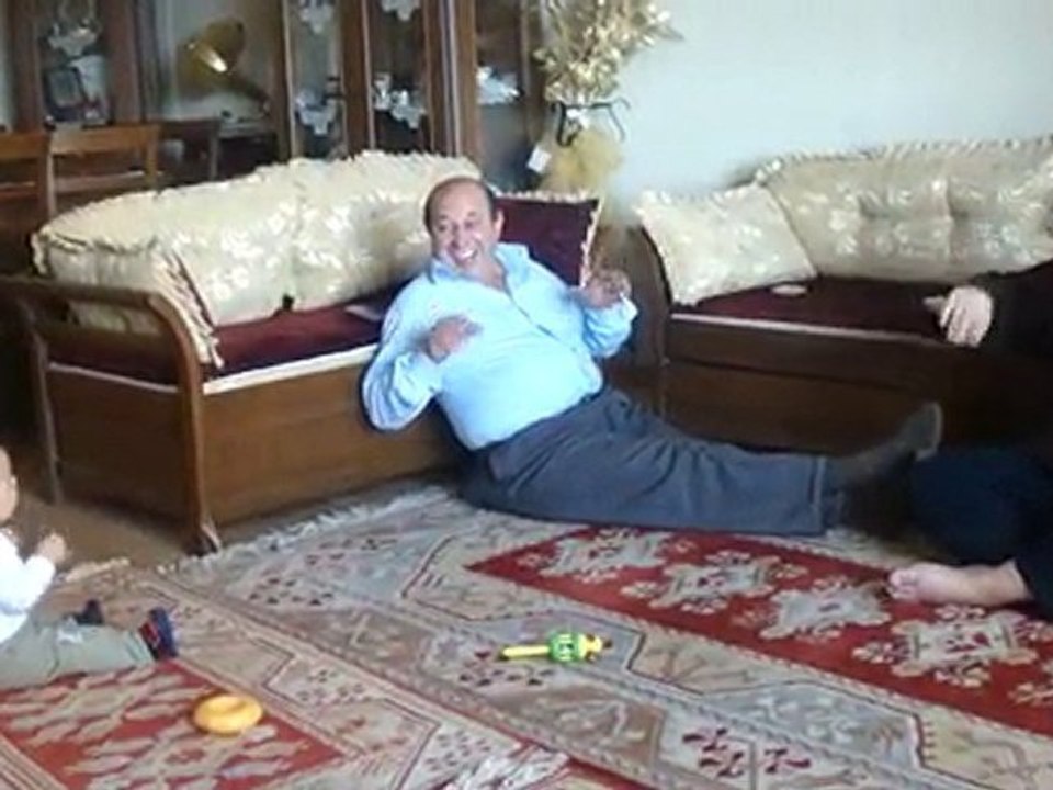 Anneanne ile dede yoga yapıyor