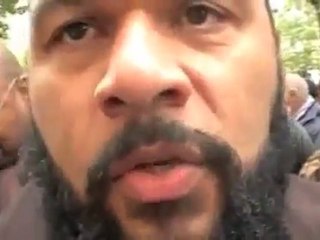 Dieudonne devant chez Guerlain