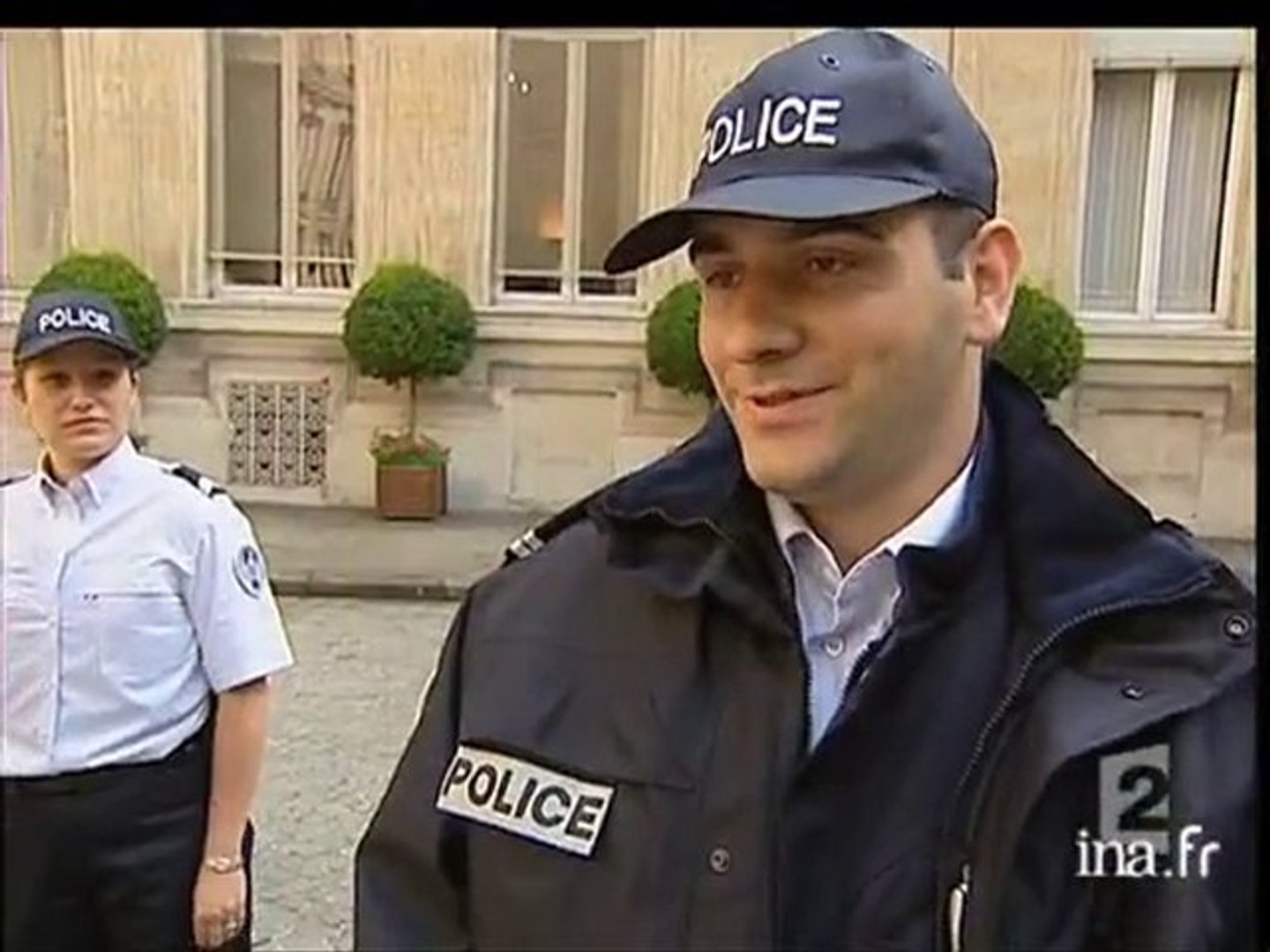 Nouvel uniforme de la Police] - Vidéo Dailymotion