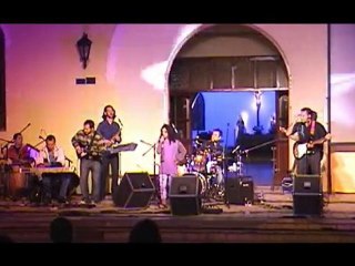 Ludmila canta "Himno de mi corazón" con los Santos Guayama