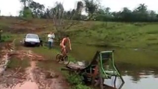 In bici si schianta a tutta velocità sulla rampa