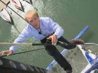 Kévin Escoffier en tête du mât de Banque Populaire V