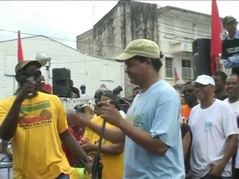 ELie Domota après la marche LKP du 26.10.10