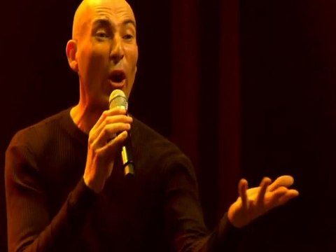 Nicolas Canteloup rend hommage à la chanson française...