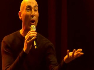 Nicolas Canteloup rend hommage à la chanson française...