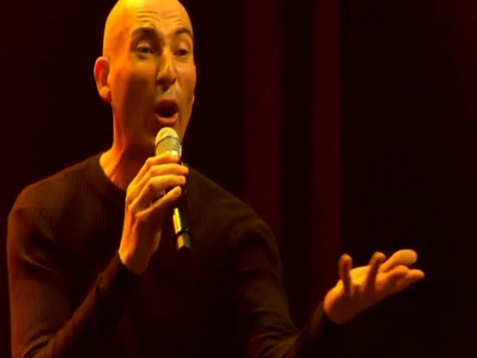 Nicolas Canteloup rend hommage à la chanson française...