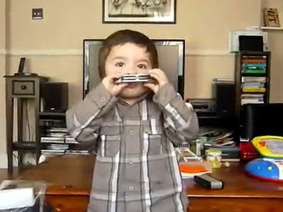 Petit joueur d'harmonica