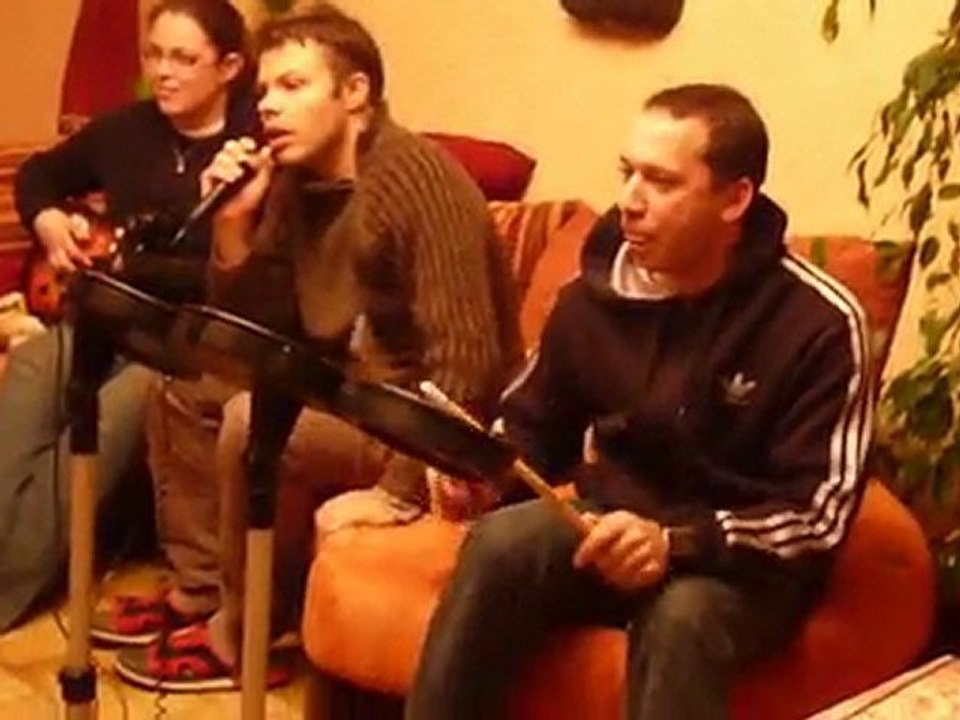 cinthia a fond a la guitare