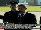 Chávez rinde tributo a Kirchner a su llegada a Argentina