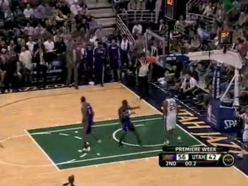 Steve Nash throws the ball to Jason Richardson for the dunk.