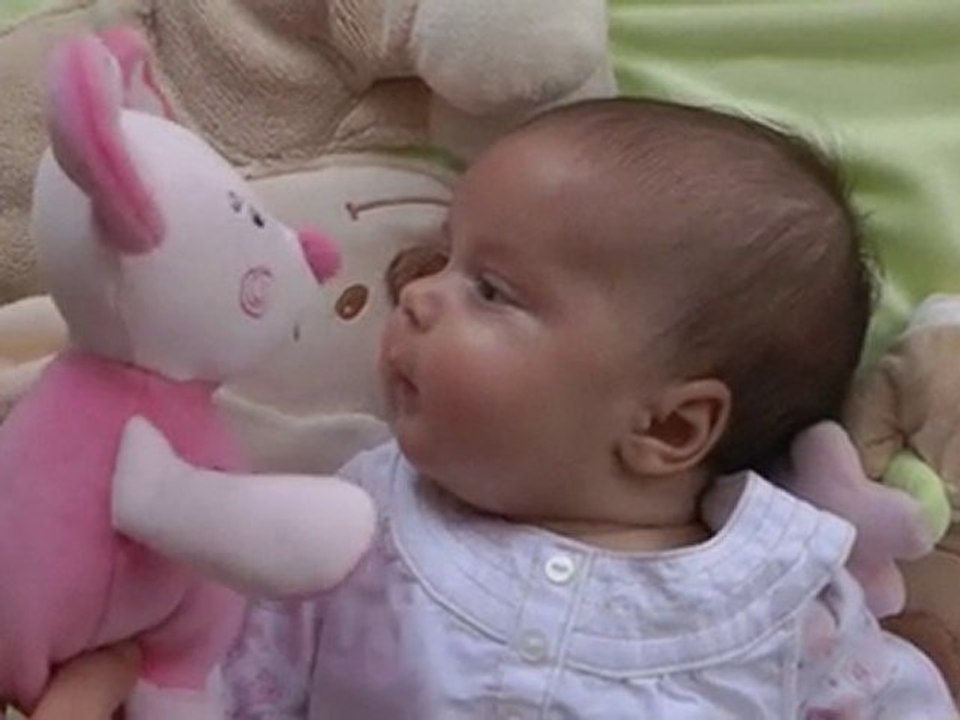 léa sur tapis éveil