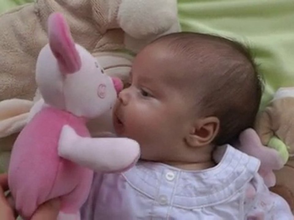 léa sur tapis éveil