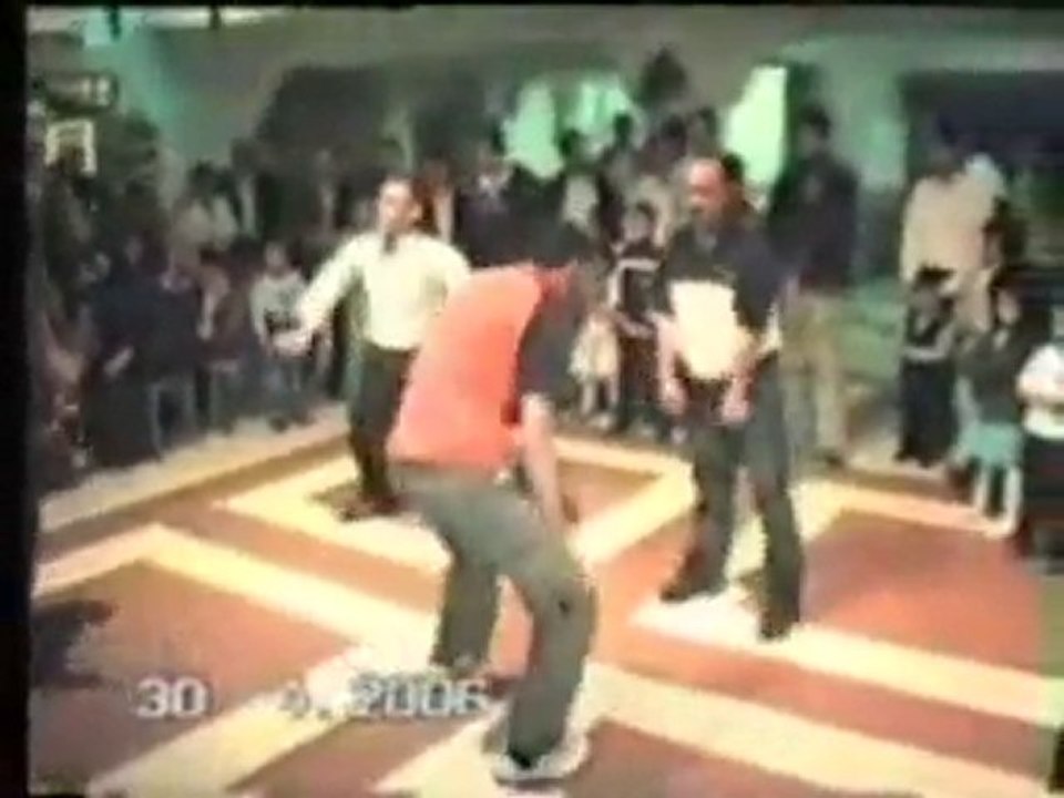 Apaçi Düğünü böyLe oLur Kırmızı tişörtlü Dikkat :D