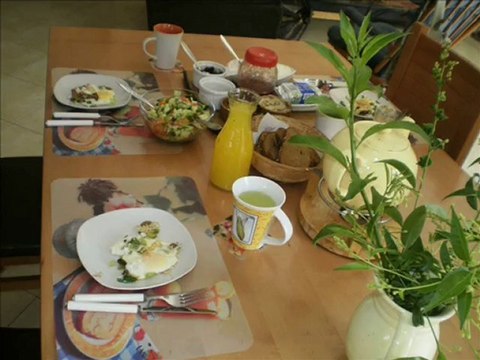 Learn Hebrew with HomeUlpan - Israeli breakfast at the Ulpan