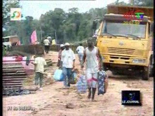 Le pont provisoire sur la Mambili est hors d’usage