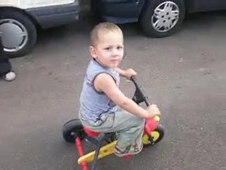 Matt fai du vélo tt seul 1er foi