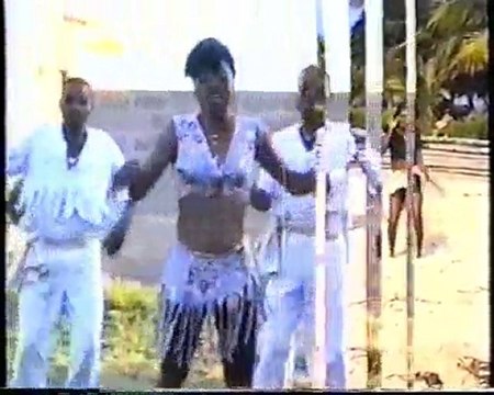 La poetesse Nathy Ebriet Tchuku tchaka a la plage Pte Noire