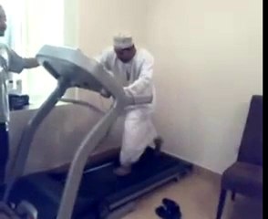 ListenArabic.com - مقطع مضحك: خليجي يمارس رياضة الركض