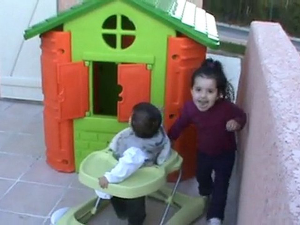 Quentin joue à cache cache avec Célya