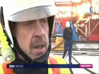 Feu sur un bateau au port de commerce