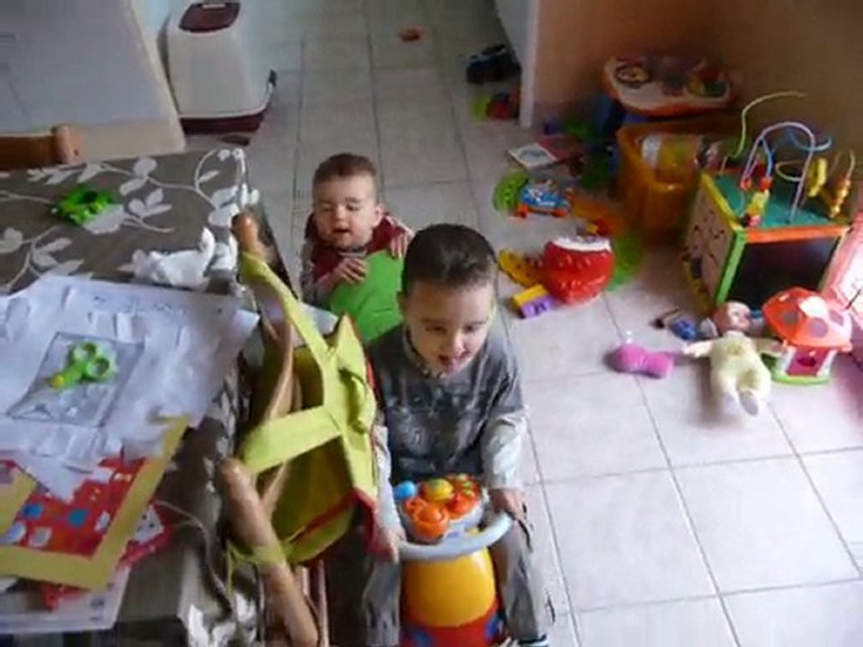 Alana s'entraîne à marcher