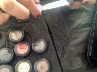 Comment dépoter ses fards MAC?