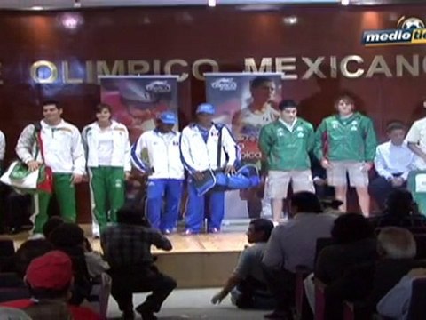 Medio Tiempo.com - Presentción de los uniformes para Mayagüez 2010 30 de Junio del 2010.