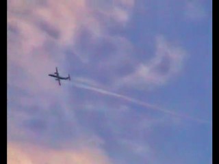 Chemtrail -Avion basse altitude ensemence nuage?